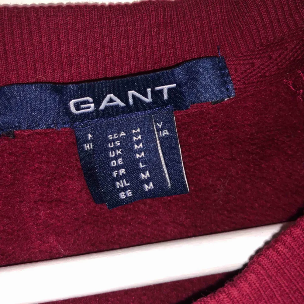 Så snygg vinröd tröja med vit text ifrån Gant. Använd 1 gång så i nyskick.. Tröjor & Koftor.