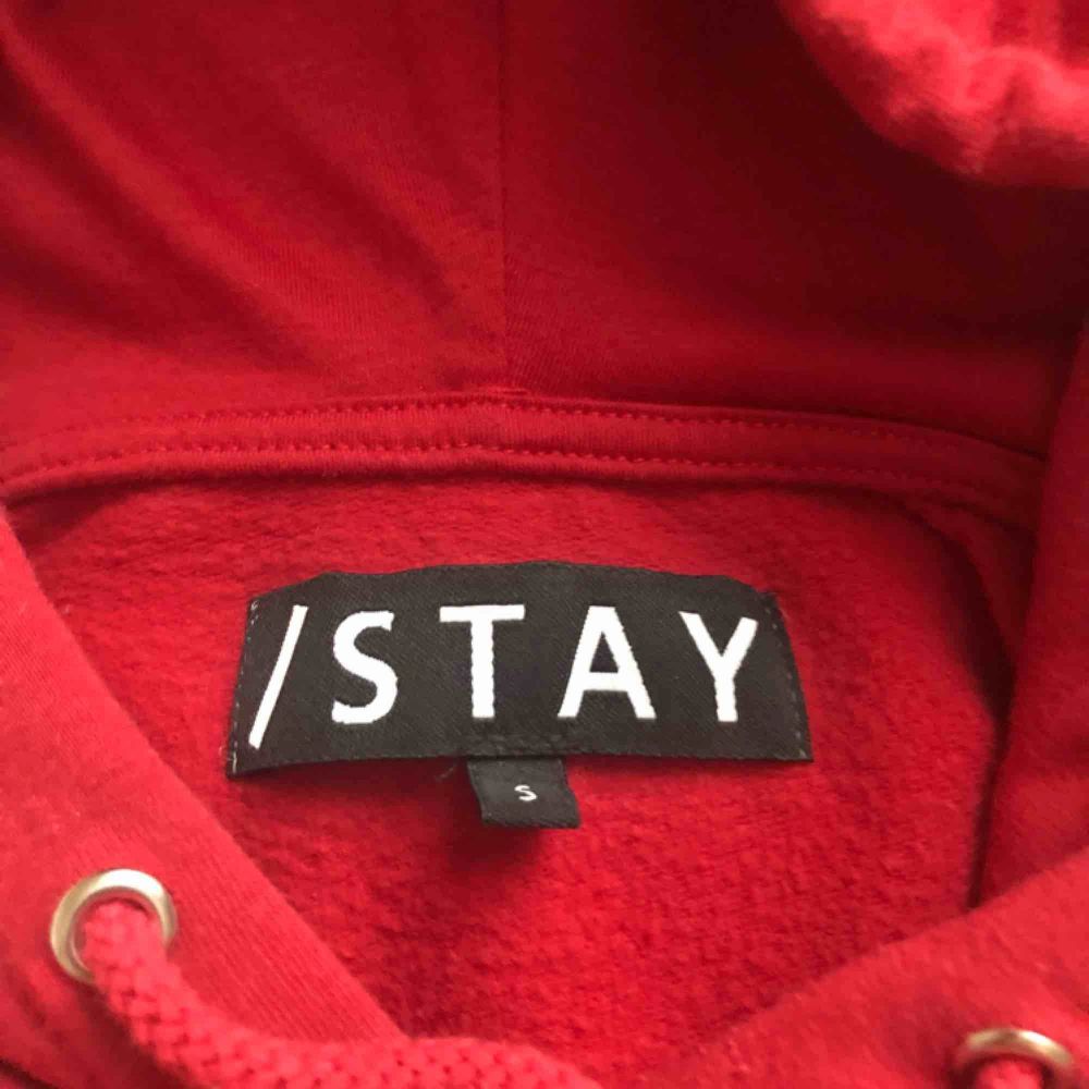 Säljer en simpel röd hoodie från carlings, möts upp och fraktar!. Huvtröjor & Träningströjor.