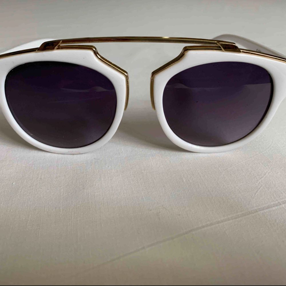 •Vita solglasögon med guldig kant •Knappt använda •Bra skick och med UV-skydd. Accessoarer.