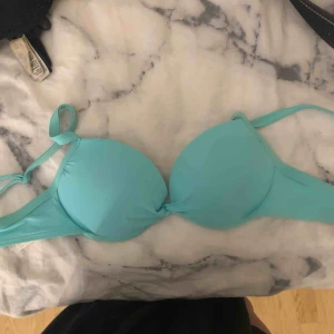  - Turkos bikinitopp som sälja på grund av för liten storlek. Använd ca 5 gånger.