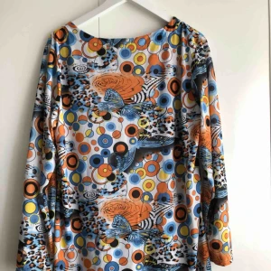  - En psykedelisk klänning som är sparsamt använd. Silkeslen material, superskön! Frakt tillkommer