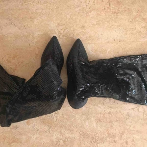  - Svarta klackskor.  Cirka 7-10 cm höga.  Har aldrig använt de men de är jätte bekväma.  Pris kan förhandlas. 