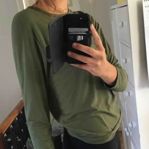 - Grön långärmad tröja. Extremt skönt tunt tyg.