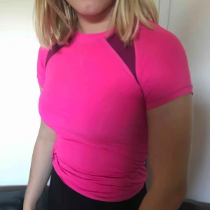  - Detta är en skön tränings tröja som inte kommer till andvändning längre, är från barnavdelning på stadium men passar för äldre åldrar😊 frakt står ni för❤️❤️❤️