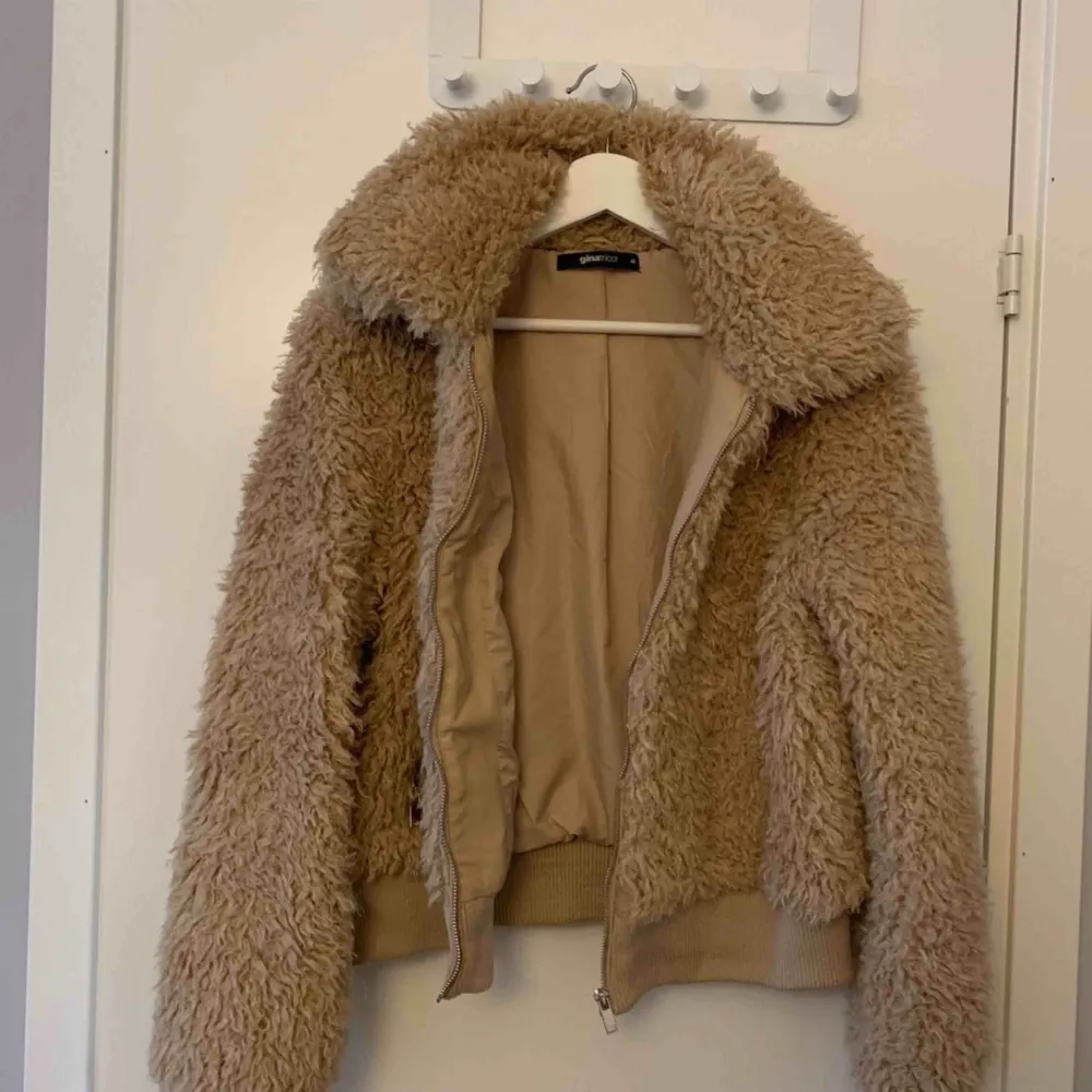 ”Savanna faux fur jacket” i färgen new carmel. Storlek 40, jag är vanligtvis en 34 och gillar att den är lite större. Har inte använt den en enda gång eftersom det var ett spontanköp. Prislappen finns kvar!. Jackor.