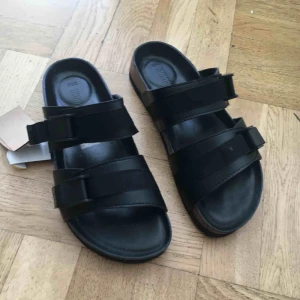  - Super läckra sandaler i svart faux läder. Helt nya! Frakt tillkommer 🌞