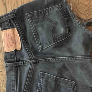  - Shorts från Levis. Mycket gott skick, svarta och passar S. Möter upp eller fraktar:)