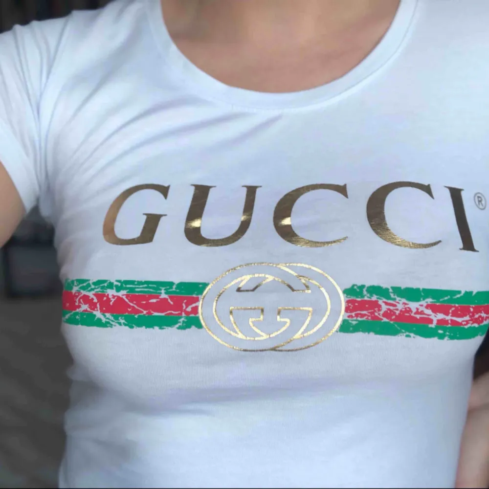 Helt ny oanvänd falsk Gucci tröja. Bra kvalitet ändån och extremt skön men inte min stil så bara provad. Köpare står för frakt . T-shirts.