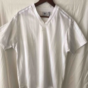  - Snygg sportig Adidas-tisha i bra skick. Lite sminkfläckar vid kragen men tvättar såklart innan jag skickar. Använd några enstaka gånger, superbra skick! 