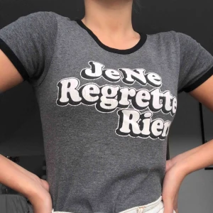  - Grå urtvättad T-shirt från Gina Tricot i storlek XS och passar som en stor XS eller en mindre S. Du som köpare står för frakten❤️
