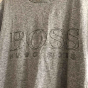  - Embossed logo. Hämtas i Uppsala eller skickas. Dammodell 