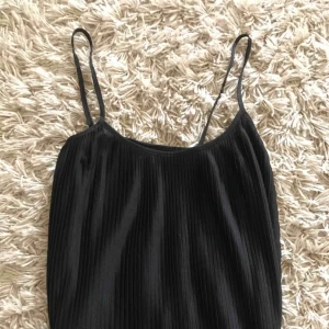  - Svart plisserat linne. Oanvänt 