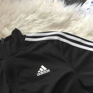  - Jag säljer en adidas tröja i storlek 164.  Köpt på Inter sport. Köpte den för en månad sedan använt den 50% av 100%. Pris: 250kr 