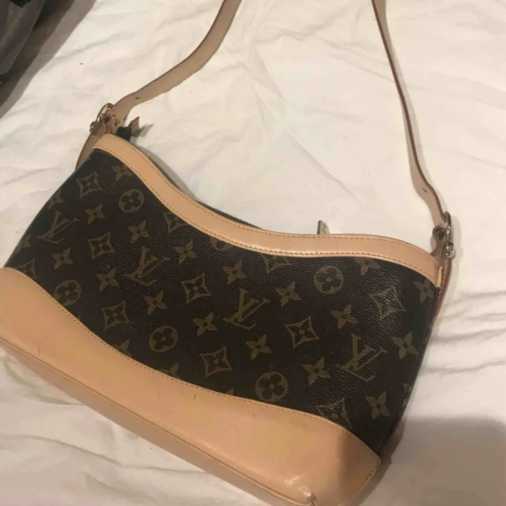 Väska från Louis Vuitton (fake) köpt av en tjej för ett tag sedan men den har aldrig kommit till användning. Frakt medföljer . Väskor.