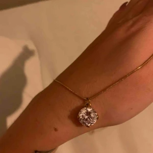  - Helt nytt ”Astrid & Agnes” halsband i guld kedja. 