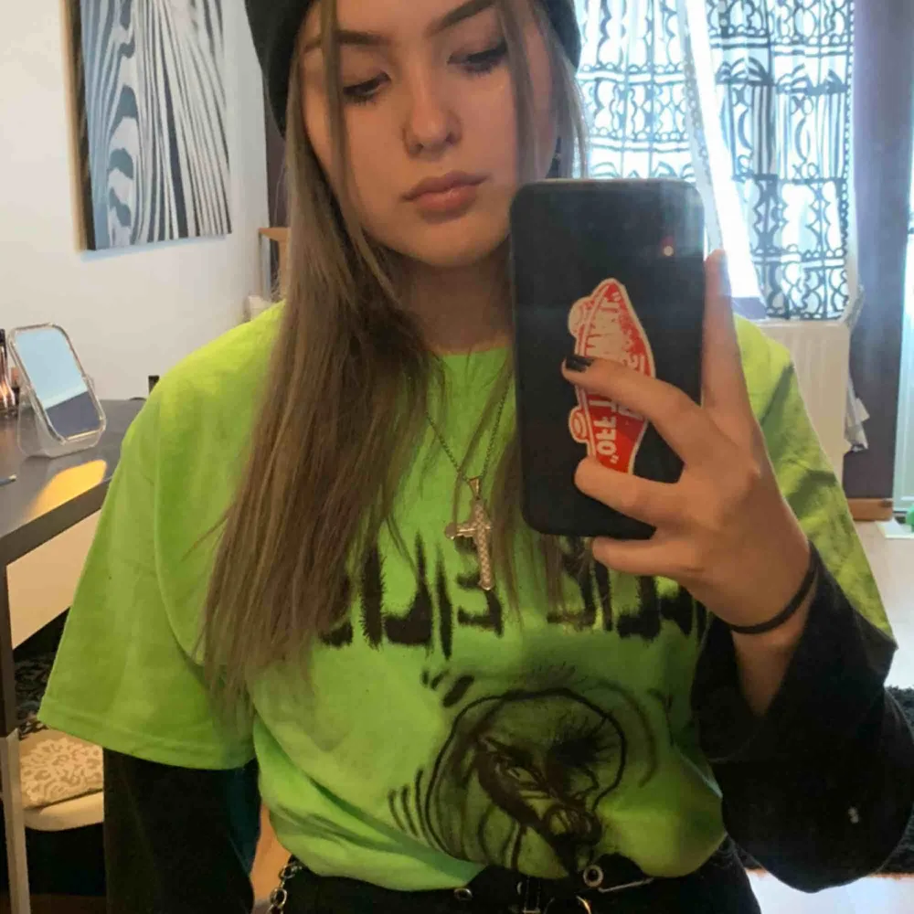 Säljer min fina Billie Eilish tröja i storlek M, har knappt använt mycket. 350 inkl frakt. T-shirts.