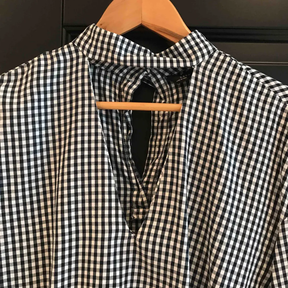 Super fin skjort/blus från zara med en snygg skärning, använd enbart 1 gång!. Blusar.