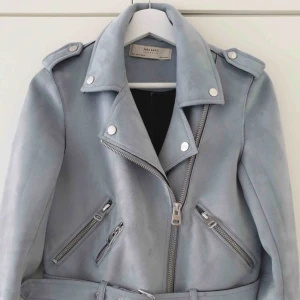  - En ljusblå mocka jacka från Zara, super din