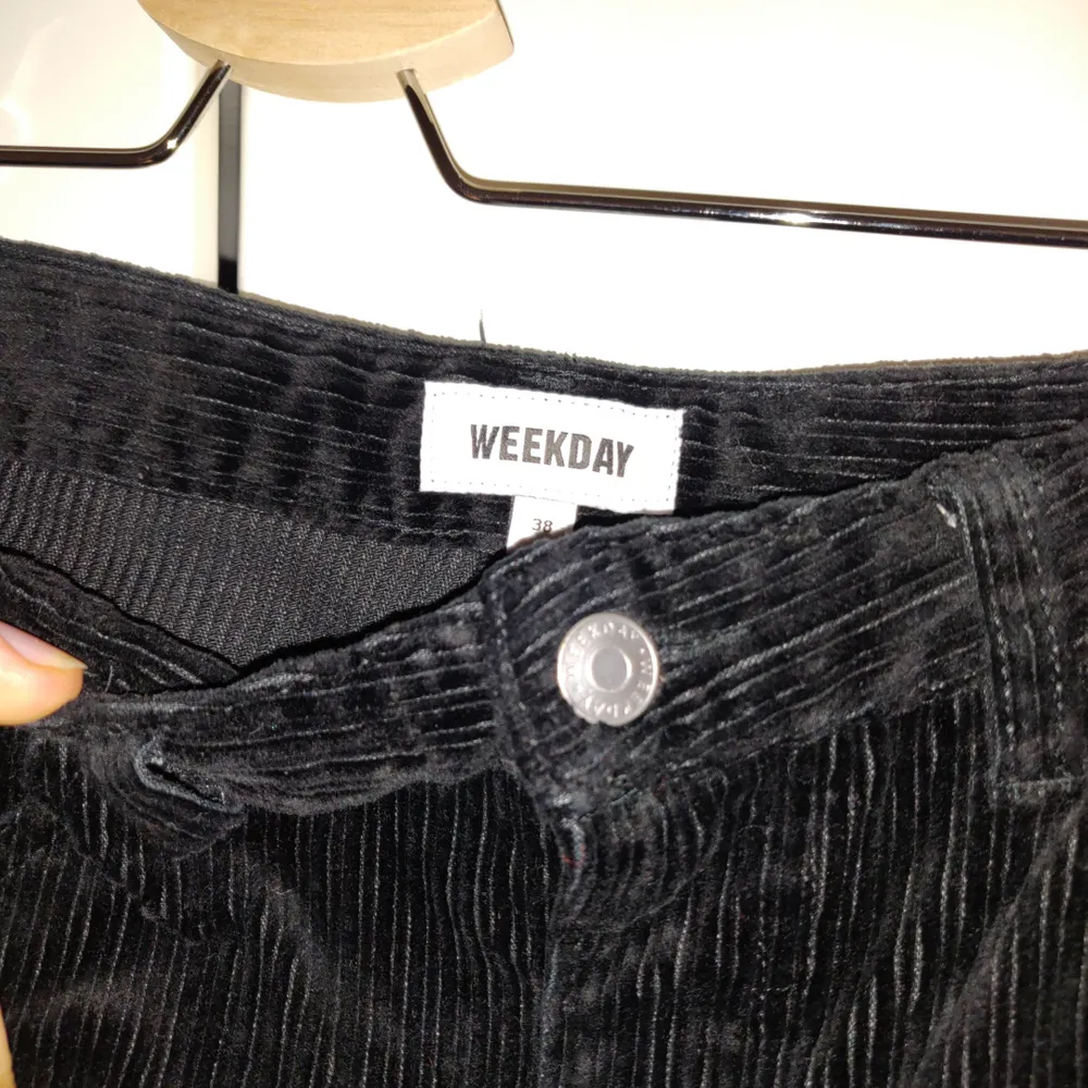 Svarta manchester byxor från Weekday  Säljer även skjortan på bild tre och massa annat så kolla in, jag samfraktar gärna! Fraktar spårbart om så önskas, kan också mötas upp i Stockholm. Jeans & Byxor.
