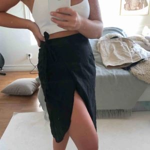  - Skitsnygg kjol i linne. Den är använt men väldigt fint skick, inga fläckar eller skavanker. Säljer då den blivit för liten. 