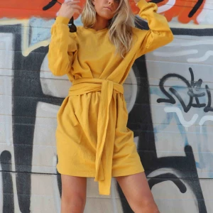  - Sweatshirt klänning. Endast använd på denna bild 