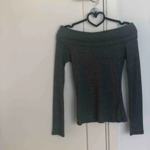  - Fin grå off shoulder tröja från Gina Tricot som är använd få gånger👍🏻