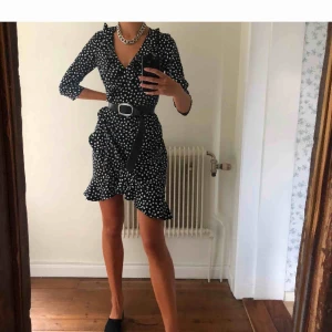  - Tunn klänning i härligt material. Som ny, säljer då den aldrig kommit till användning. 