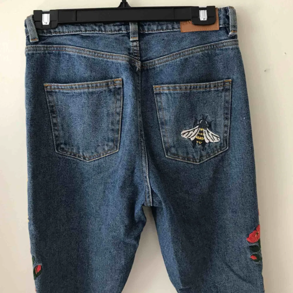 Blommiga jeans från Monkis modell Kimomo! Väldigt sparsamt använda. Toppen fina på kyligare sommardagar!  Köparen står för frakten ☘️. Jeans & Byxor.