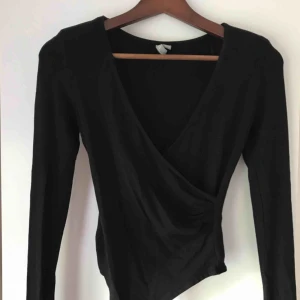  - Body från ASOS, passar upp till en storlek större (34/XS) och har vadderade axlar som ger en väldigt snygg passform.  95% Viskos, 5% Elastan. ✨Köp 3, betala för 2✨