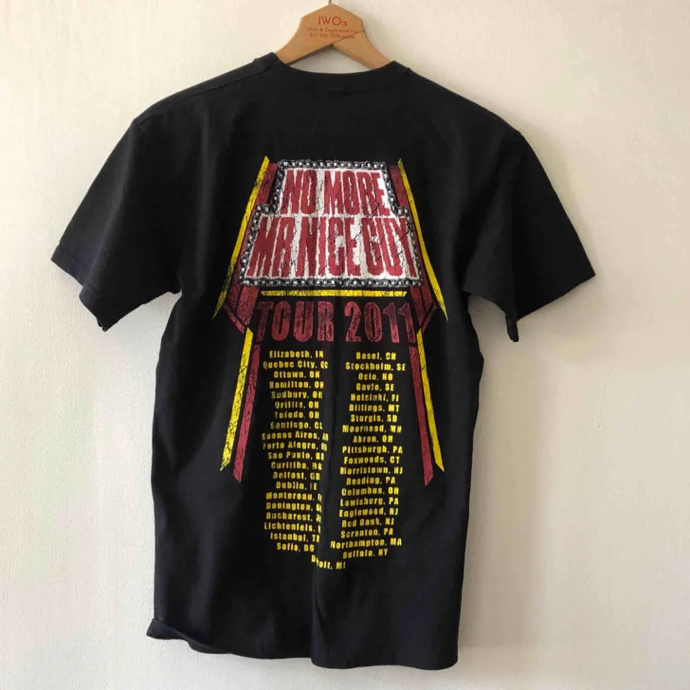Alice Cooper Tour T-shirt - Trevligt använt skick - Kan hämtas i Uppsala eller skickas mot fraktkostnad. T-shirts.