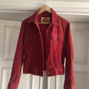  - Vintage Manchester jeansjacka från Levis. Troligtvis tidigt 80-tal. Märkt med Irregual på lappen. 2a sortering, kan inte hitta något fel på den utöver att tag på ficka saknas