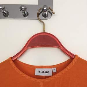 En orange långärmad tröja från Weekday. Lite see throw. 