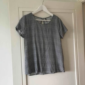 - Blus från only. Storlek S. Frakt 30 SEK 
