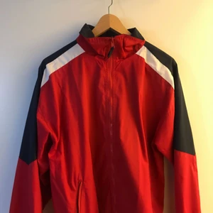  - En ”prassel” jacka köpt på Second hand, Röda korset! Använd ca 2 gånger, perfekt skick. Använt den som vårjacka, men också på hösten med tjocktröja under funkar.  Ingår ej frakt. Kan mötas upp i stockholm!