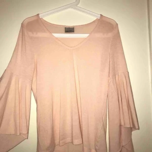  - svårt o få med färgen korrekt på bild men den är åt de ljusrosa färgen lite babyrosa super fin till festligare tillfällen😚 köpte den för ca 200kr och knappt använd, som ny