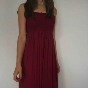  - Snygg klänning i vinrött som jag köpte i Grekland. Den är tyvärr för stor över brösten och åker ner. Når ner till anklarna. Kolla gärna in mina andra plagg också! Frakt tillkommer