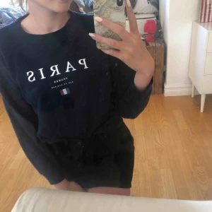  - Mörkblå Tröja från gina  Frakt tillkommer