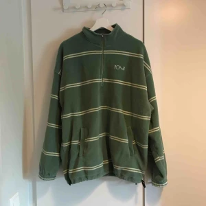  - Mysig quarter zip fleecetröja i storleken Large från svenska skateboard märket Polar. Knappt använd.  Möts upp i Stockholm alternativt postar, köpare står för frakt. Har du några frågor är det bara att skriva.