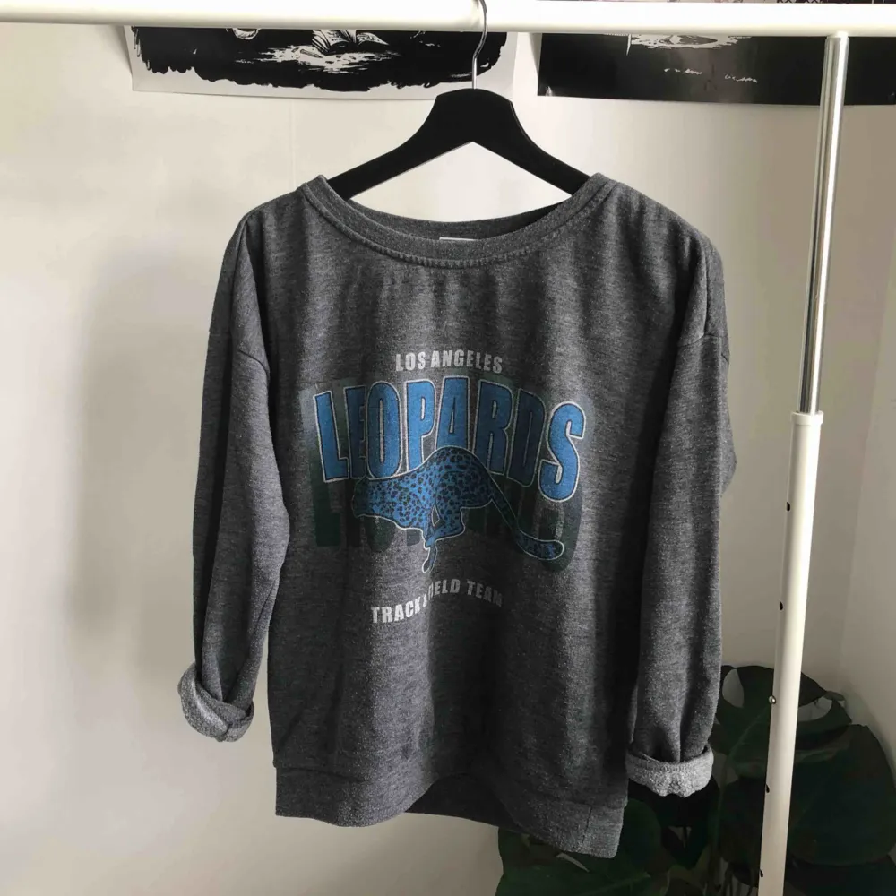 Lite oversized collegetröja/sweater ifrån Cubus 💕 Gratis frakt. Tröjor & Koftor.