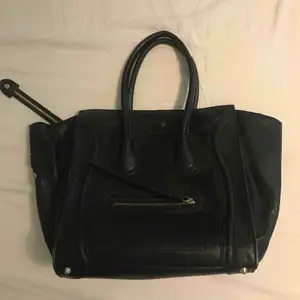 En svart väska från chiquelle, nypris ca 700kr. Väskan är använd men ändå i gått skick, finns några små fläckar som knappt syns
