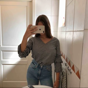  - Svart och vit prickig topp från NAKD 