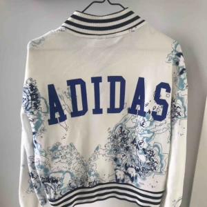  - Tröja/jacka från adidas, sparsamt använd, som ny! Den är i storlek 42 men passar de flesta storlekarna beroende på hur man vill att den ska sitta! Jag har storlek 38 och den har suttit perfekt på mig.