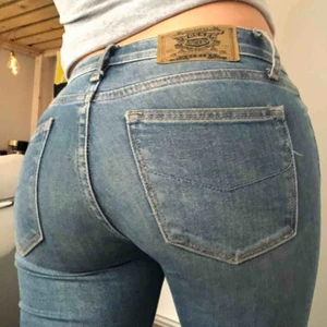  - Ett par snygga low waits bootcut jeans från Levis.  De har väldigt bra passform och jag brukade älska dom, har fock växt och de har blivit för små:(