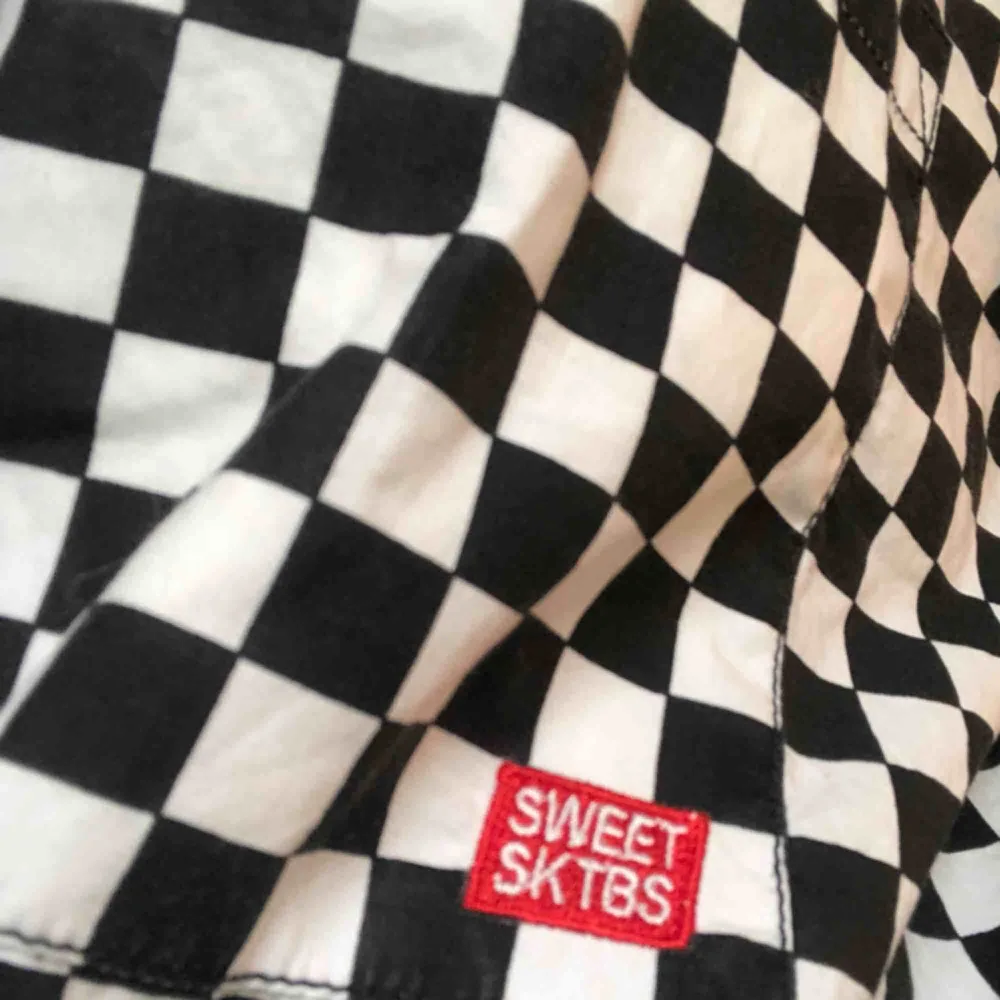 Checkboard skjorta ifrån sweet sktbs köpt förra året och knappt använd, möts gärna upp i Stockholm annars får köparen stå för frakten:) kan inte läsa kommentarer så kontakta mig vid frågor. Toppar.