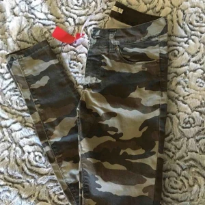  - Tighta militärbyxor Aldrig använda, lappen sitter kvar Strl 34 Vid intresse och frågor är de bara att skriva. Priset kan diskuteras🥰