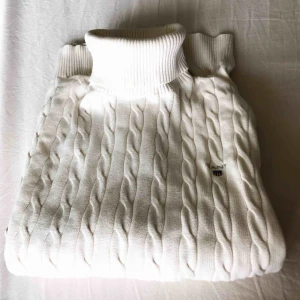  - Kabelstickad polotröja från Gant, storlek XL. Använd fåtal gånger så den är som ny, finns ej att köpa längre. Hämtas på Rud eller fraktas om köparen står för frakt.