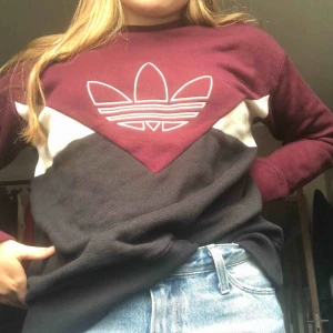  - Rensar garderoben så säljer även denna fina adidas tröja. Kan mötas upp i Stockholm. 