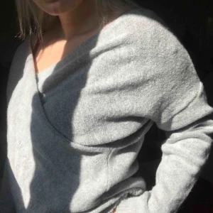  - En super mysig grå omlott stickad tröja. Aldrig använd så i väldigt bra skick. Frakt tillkommer på 39kr. Pris kan diskuteras vid snabb affär.🌸