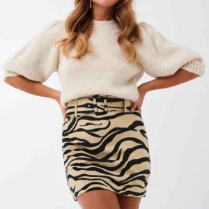  - Superfin kjol i zebramönster. Helt oanvänd, bra skick o kvalité, med prislappar kvar! 