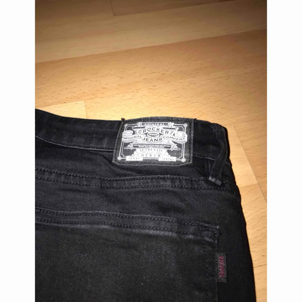 Hej säljer mina fina  bootcut jeans från crocker jeans! Säljes pga de är för små för mig. Passade mig bra när jag hade strl 38/40, finns i Karlskrona. Kan fraktas, men frakt ingår ej. Jeans & Byxor.